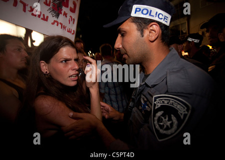 Poliziotti israeliani di affrontare i dimostranti durante il costo della vita protesta a Tel Aviv in Israele. La giustizia sociale protestare anche chiamato tende protesta erano una serie di manifestazioni in Israele a partire dal mese di luglio 2011 coinvolge centinaia di migliaia di manifestanti da una varietà di socio-economica opponendosi al continuo aumento del costo della vita in particolare l'alloggiamento. Foto Stock