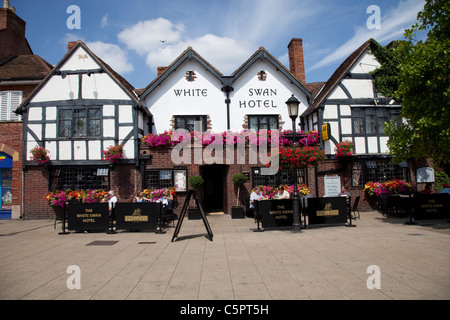 La gente seduta al di fuori del White Swan Hotel Stratford upon Avon Warwickshire, Regno Unito Foto Stock