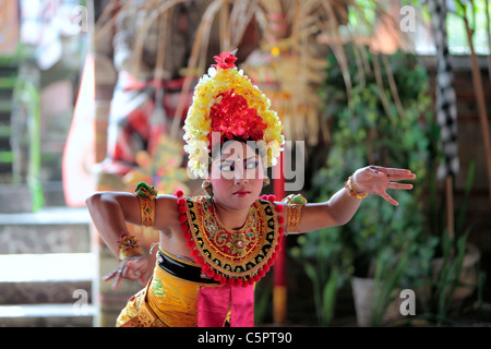 Ballerini balinesi mostra per i turisti, Bali, Indonesia Foto Stock