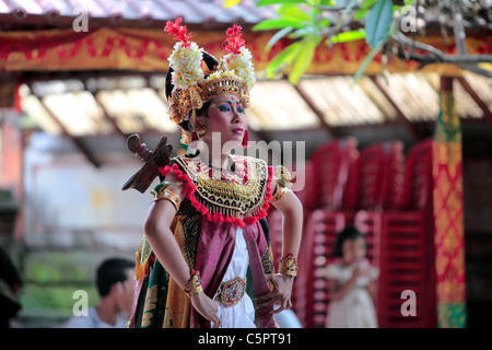 Ballerini balinesi mostra per i turisti, Bali, Indonesia Foto Stock