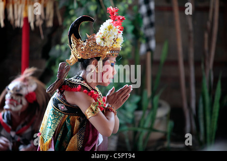 Ballerini balinesi mostra per i turisti, Bali, Indonesia Foto Stock