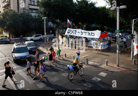 Gli israeliani in Campeggio in tenda città composto in Rothschild avenue a Tel Aviv durante una manifestazione di protesta contro il vertiginoso aumento dei prezzi di alloggiamento in Israele. La giustizia sociale protestare anche chiamato tende protesta erano una serie di manifestazioni in Israele a partire dal mese di luglio 2011 coinvolge centinaia di migliaia di manifestanti da una varietà di socio-economica opponendosi al continuo aumento del costo della vita in particolare l'alloggiamento. Foto Stock