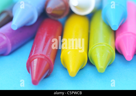 Luminose e colorate per bambini matite jumbo - arcobaleno di colori Foto  stock - Alamy
