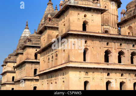 Chhattri (royal cenotaphs), cinque-seicentesco, Orchha, Madhya Pradesh, India Foto Stock