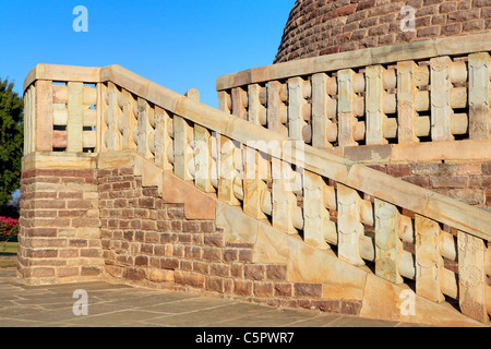 Monumenti buddisti: torana del piccolo stupa (I secolo D.C.), il sito Patrimonio Mondiale dell'UNESCO, Sanchi, India Foto Stock