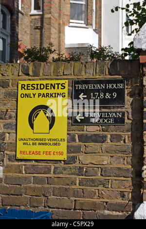 Residenti solo simbolo di parcheggio nella zona est di Twickenham, middlesex, Inghilterra Foto Stock