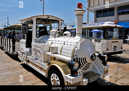 La bianca piccola strada turistica di treni e autobus che portano i turisti intorno alle attrazioni di Tolone e dintorni,Toulon, Francia Foto Stock