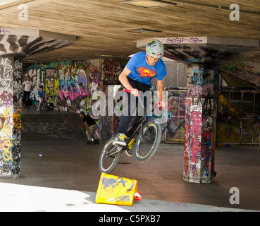 Ragazzo giovane sul suo BM in azione nella zona sottostante al Queen Elizabeth Hall a South Bank di Londra, Inghilterra, Gran Bretagna, Regno Unito Foto Stock