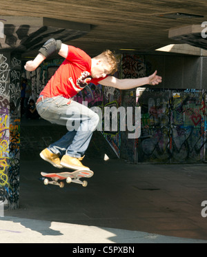 Guidatore di skateboard in azione nella zona sottostante al Queen Elizabeth Hall a South Bank di Londra, Inghilterra, Gran Bretagna, Regno Unito Foto Stock