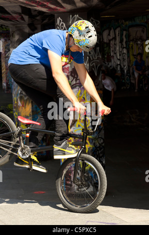 Ragazzo giovane sul suo BM in azione nella zona sottostante al Queen Elizabeth Hall a South Bank di Londra, Inghilterra, Gran Bretagna, Regno Unito Foto Stock