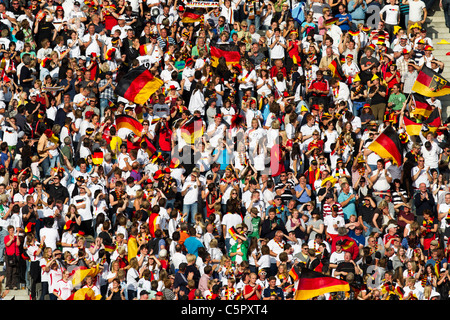 Germania sostenitori bandiere d'onda nelle gabbie a partita di apertura dei 2011 Coppa del Mondo Donne torneo di calcio. Foto Stock