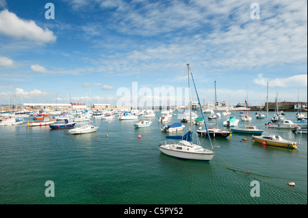 Il pittoresco porto, occupato con barche, in Penzance, Cornwall. Foto Stock