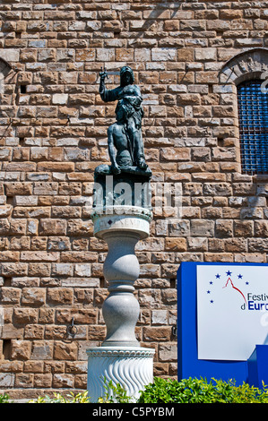 Una copia della scultura di Giuditta e Oloferne creato da Donatello (1460), di fronte al Palazzo Vecchio, Firenze, Italia Foto Stock