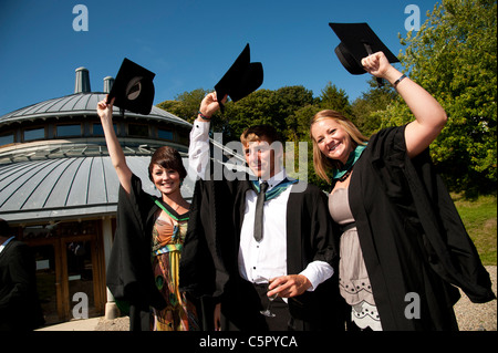 Tre Aberystwyth studenti universitari la laurea sul giorno di graduazione, REGNO UNITO Foto Stock