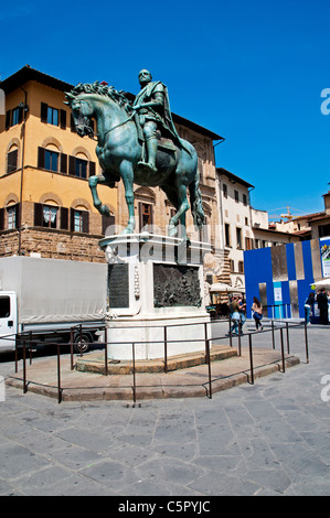 La statua equestre di Cosimo I de' Medici, fusa in bronzo del Giambologna 1594 sulla Piazza della Signoria, Firenze, Italia Foto Stock