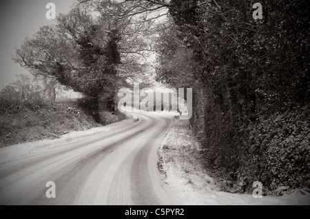 Paese di lingua inglese lane dopo inizio nevicata. Foto Stock