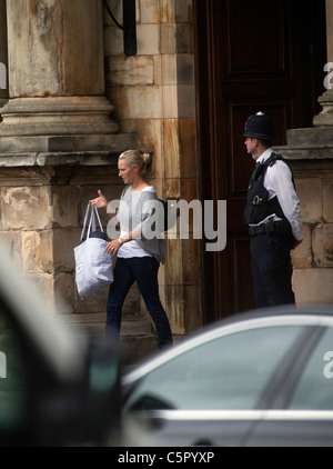 Zara Phillips lascia il palazzo di Holyroodhouse il giorno dopo il suo matrimonio a Edimburgo. Foto Stock