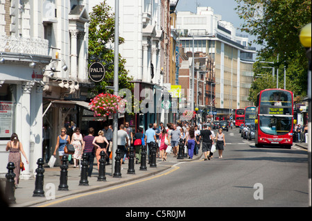 La Kings Road, nel quartiere di Chelsea, a sud ovest di Londra, Inghilterra, Regno Unito. Guardando ad est verso Sloane Square. Foto Stock