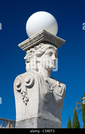 Vista in dettaglio di una luce esterna statua, il Castello di Hearst, San Simeone, California, Stati Uniti d'America Foto Stock