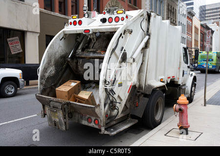 Rifiuti di cartone in camion della spazzatura Nashville Tennessee USA Foto Stock