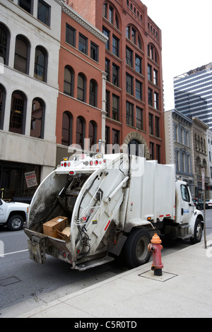 Rifiuti di cartone in camion della spazzatura Nashville Tennessee USA Foto Stock