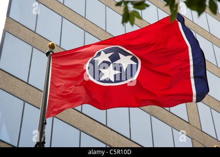 Stato del Tennessee bandiera al di fuori di edificio per uffici nel centro di Nashville Tennessee USA Foto Stock