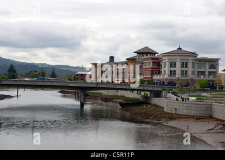 Ponte che attraversa il fiume Napa, con negozi lungo le rive, Napa, California, Stati Uniti d'America Foto Stock