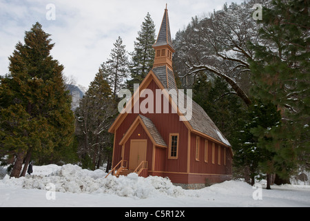 Il parco nazionale di Yosemite Cappella con neve sul terreno durante il periodo invernale, del Parco Nazionale Yosemite in California, Stati Uniti d'America Foto Stock