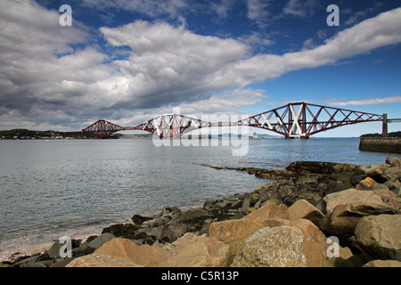 Via Ponte ferroviario, vista dal South Queensferry attraverso verso Fife Foto Stock