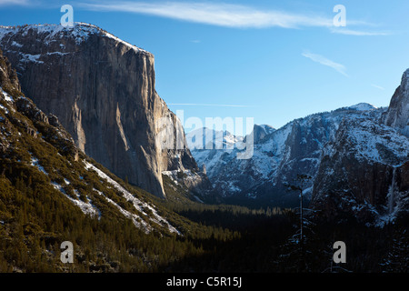 Vista della valle con la neve in inverno, Yosemite National Park, California, Stati Uniti d'America Foto Stock