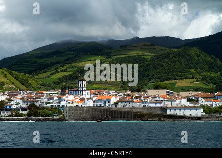 Vila Franca do Campo, viste dal mare, São Miguel Island, Azzorre. Foto Stock