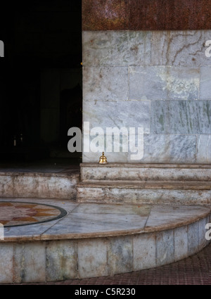 Una piccola campana d'oro al di fuori di un tempio religioso in Himalaya Foto Stock