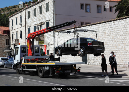 Un illegalmente parcheggiato auto viene rimosso in Lapad, Durbovnik, Croazia Foto Stock