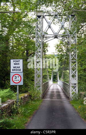 Il Galles centrale costruito Pozzi, stretto ponte di sospensione di attraversamento del fiume Foto Stock