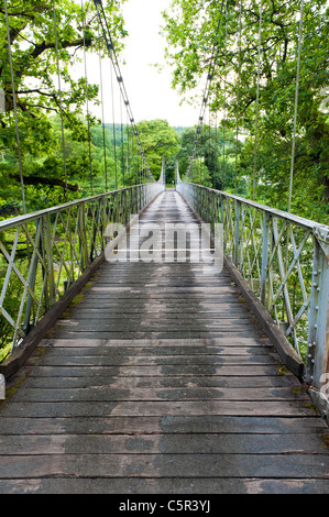 Il Galles centrale costruito Pozzi, stretto ponte di sospensione di attraversamento del fiume Foto Stock