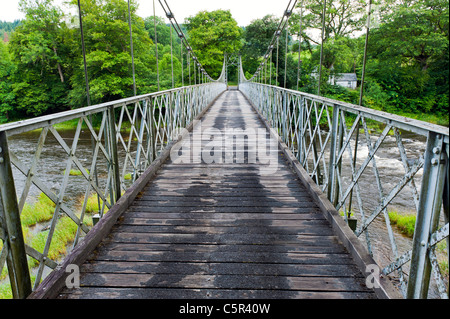 Il Galles centrale costruito Pozzi, stretto ponte di sospensione di attraversamento del fiume Foto Stock