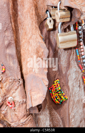 Dettaglio di un tradizionale decorata pelle di capra indossata dall'Hamer tribeswomen nella bassa valle dell'Omo, l'Etiopia meridionale, Africa. Foto Stock