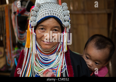 La Akha sono una collina tribù che vivono in piccoli villaggi nelle montagne della Cina, Laos, Myanmar e Thailandia. Foto Stock