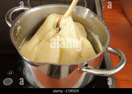 L'impasto preparato per essere fritte per i tradizionali tulumba dessert Foto Stock