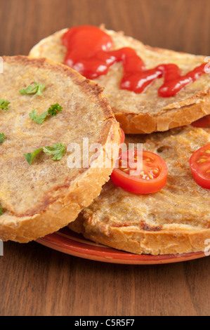 Princesa s kajma (noto anche come Strandzhanka) è un tradizionale bulgara cotta fetta di pane con carne tritata Foto Stock