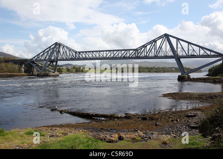 Connel Bridge visto da est situato sopra le cascate di Lora 5 miglia a ovest di Oban Foto Stock