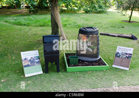 Il compost e display wormery Prince Charles Start dell iniziativa Clarence House e St James's Palace garden vita sostenibile. Foto Stock