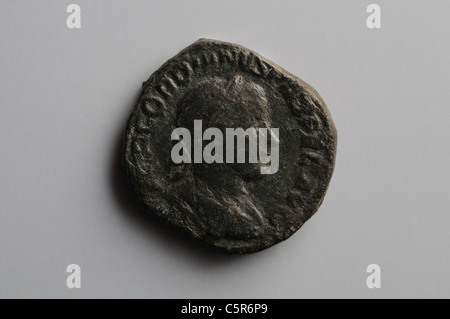 Medaglia di bronzo sestertius Gordianus. 3 x 0,4 cm (241-243 CE ) - periodo romano in Complutum . Spagna Foto Stock