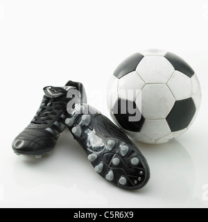 Pallone da calcio e scarpe sportive Foto Stock
