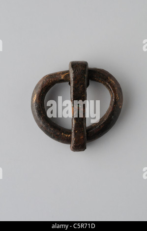 Bronzo fibbia della cintura in modo peanular con anello e asta. 28 mm x 28 mm.( 6 th CE ) - periodo Visigoth in Complutum . Spagna Foto Stock