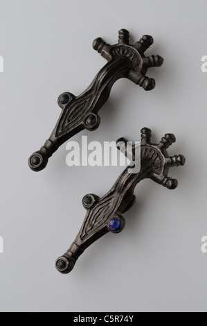 Fibula - Spilla bronzo ad arco tradizione romana . Periodo Visigoth in Complutum . Spagna Foto Stock