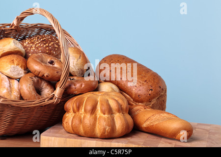 Foto di diversi tipi di pane la fuoriuscita da un cestello. Foto Stock