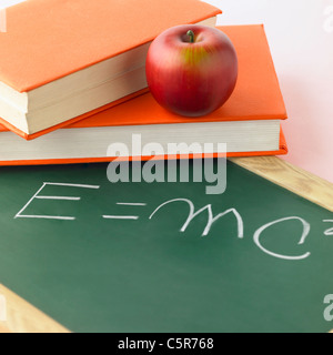 Lettere scritte su una lavagna con i libri Foto Stock