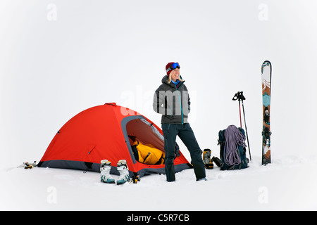 Una donna camping nella neve profonda Foto Stock