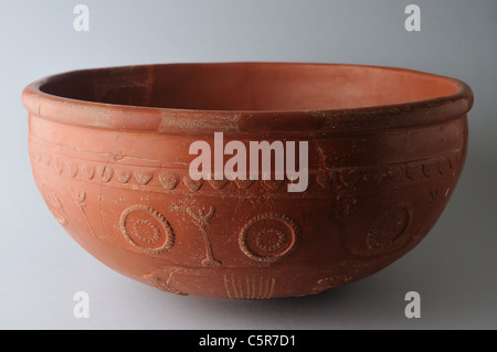 Vaso in ceramica ' terra sigillata ispanica tipo' trascinare 37 : periodo romano in Complutum . Spagna Foto Stock